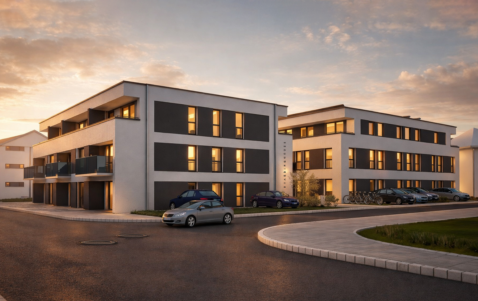 Boardinghouse Kronau am Abend – Außenansicht mit Vorfahrt